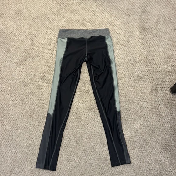 Like New worn once Maaji matching set sports bra Sz S and yoga pant Sz M - Picture 7 of 7